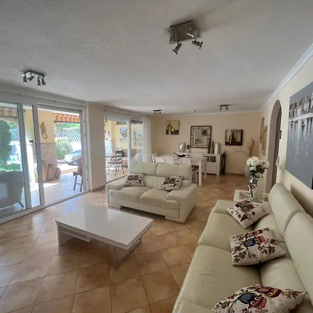 With Private Pool And Beautiful Garden Сasa de vacaciones *